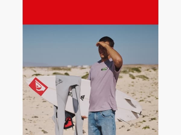 De zomer belde. Hij wil zijn T-shirt terug.